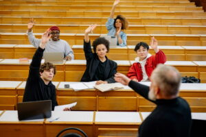 Casi el 73 por ciento de los becarios a quienes la Fundación Hans Böckler apoyó en sus estudios universitarios durante el año 2025 asisten a la universidad como los primeros dentro de su familia.