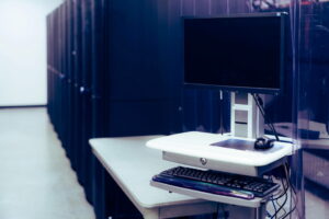 La Inteligencia Artificial (IA) La Inteligencia Artificial (IA) está transformando el mercado laboral; a menudo, la atención se centra en los campos profesionales que podrían ser reemplazados por la IA