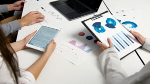 Los profesionales que se incorporan al mercado laboral son, en muchas empresas, un componente indispensable de la planificación estratégica de personal, ya que representan a la mano de obra calificada und a los líderes del mañana.