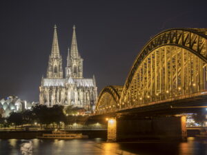 La formación dual en Alemania se basa en una compleja interacción de diferentes actores: el gobierno federal, los estados federados (Länder), los municipios y las empresas formadoras.