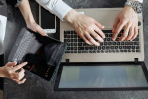 Primer empleo en Alemania Los principiantes que se incorporan al mercado laboral son un componente indispensable de la planificación estratégica de personal en muchas empresas, ya que representan a los especialistas y líderes del mañana.