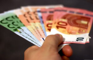 Sueldos en Alemania El salario bruto anual mediano en Alemania, incluyendo pagos extraordinarios, se situó en 54,066 euros en 2025.