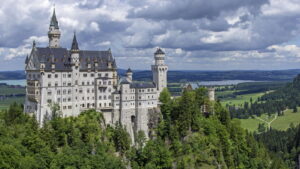 Castillo de Neuschwanstein Baviera combina empleo, innovación y calidad de vida. Descubre oportunidades laborales, formación y desarrollo profesional en el sur de Alemania.