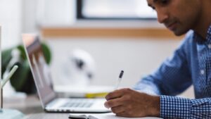 El proceso de inserción en un entorno corporativo internacional requiere mucho más que el simple envío masivo de currículums a través de plataformas digitales.
