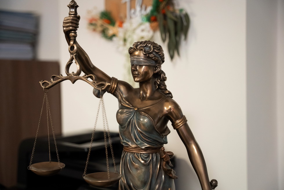 El estricto marco legal que regula el Despido en Alemania transforma la experiencia de trabajar en el país en una de las más seguras y estables del mundo.