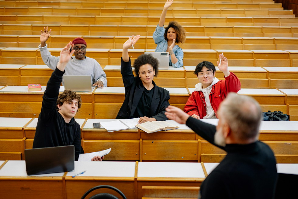 Casi el 73 por ciento de los becarios a quienes la Fundación Hans Böckler apoyó en sus estudios universitarios durante el año 2025 asisten a la universidad como los primeros dentro de su familia.