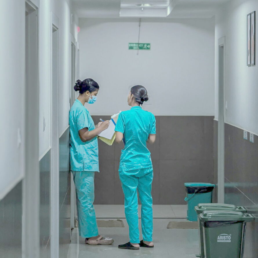 La oferta de plazas de formación profesional y universitaria en el sector de la enfermería fue mayor que la demanda real en 2023. Esto lo demuestra la segunda oleada de recolección de datos del panel de enfermería del Instituto Federal de Formación Profesional (BIBB).
