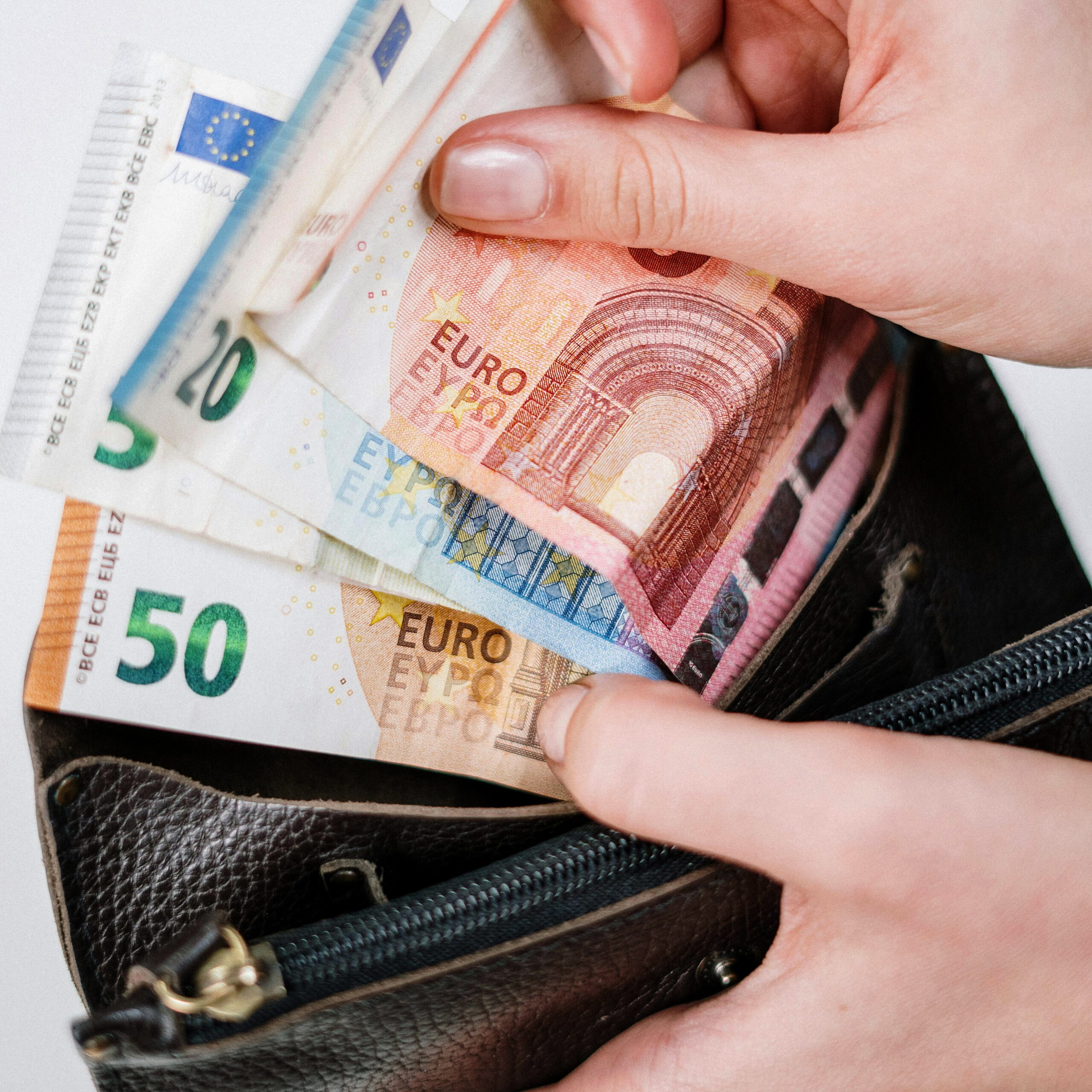 Las retribuciones de formación reguladas por convenios colectivos en Alemania aumentaron notablemente de nuevo en 2025, con un incremento promedio a nivel nacional del 6.7 por ciento en comparación con el año anterior.