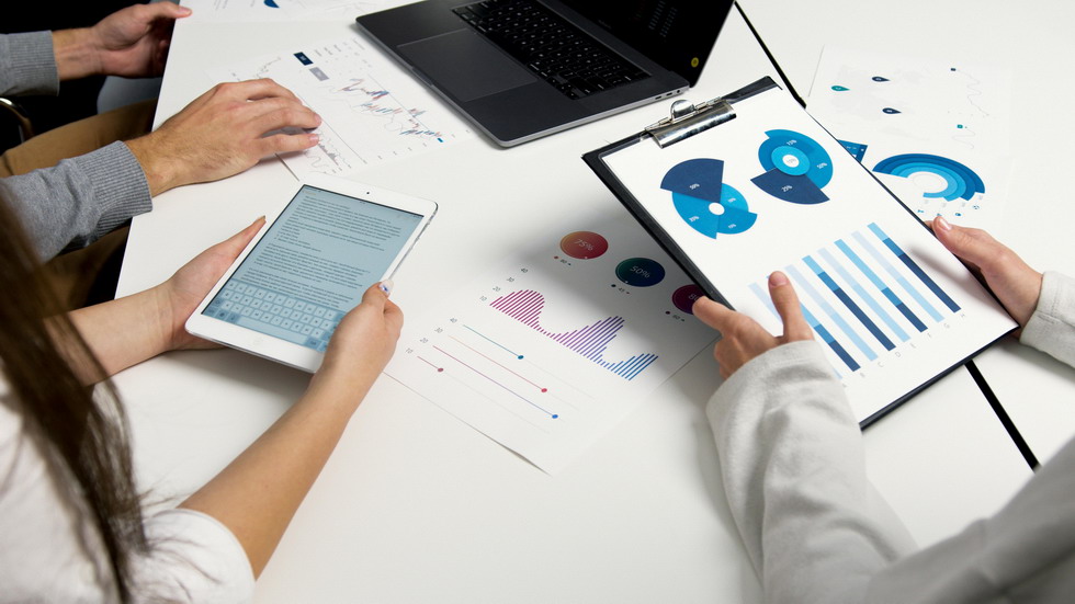 Los profesionales que se incorporan al mercado laboral son, en muchas empresas, un componente indispensable de la planificación estratégica de personal, ya que representan a la mano de obra calificada und a los líderes del mañana.