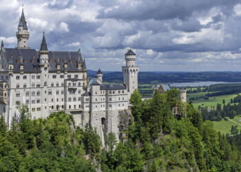 Baviera combina empleo, innovación y calidad de vida. Descubre oportunidades laborales, formación y desarrollo profesional en el sur de Alemania.