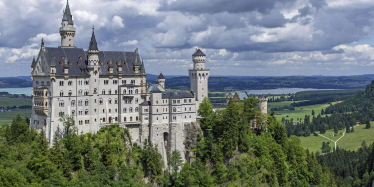 Baviera combina empleo, innovación y calidad de vida. Descubre oportunidades laborales, formación y desarrollo profesional en el sur de Alemania.