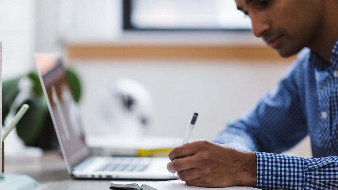 El proceso de inserción en un entorno corporativo internacional requiere mucho más que el simple envío masivo de currículums a través de plataformas digitales.