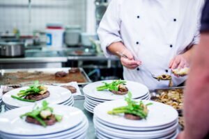La industria de la hospitalidad El turismo y la gastronomía no solo representan el alma de la hospitalidad europea, sino que constituyen uno de los pilares económicos más sólidos de la locomotora alemana.