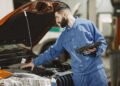 El modelo de formación profesional dual en Alemania representa un motor fundamental para sostener el dinamismo económico, la transmisión de conocimientos operacionales y el relevo generacional en el tejido empresarial del país.
