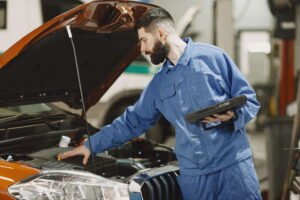 El modelo de formación profesional dual en Alemania representa un motor fundamental para sostener el dinamismo económico, la transmisión de conocimientos operacionales y el relevo generacional en el tejido empresarial del país.