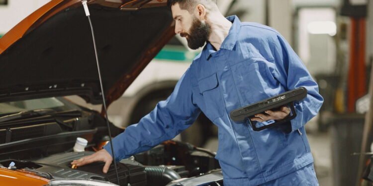 El modelo de formación profesional dual en Alemania representa un motor fundamental para sostener el dinamismo económico, la transmisión de conocimientos operacionales y el relevo generacional en el tejido empresarial del país.