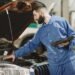El modelo de formación profesional dual en Alemania representa un motor fundamental para sostener el dinamismo económico, la transmisión de conocimientos operacionales y el relevo generacional en el tejido empresarial del país.
