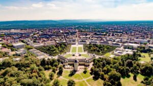 Vista aérea que muestra el Palacio de Karlsruhe y el paisaje urbano circundante. Las regiones con más futuro laboral en Alemania: El dinamismo económico en Alemania ya no se limita a las fronteras de sus grandes metrópolis.