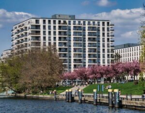 Edificio de apartamentos a orillas del Spree en Berlín La disponibilidad de vivienda y la evolución de los costes de arrendamiento constituyen factores determinantes para cualquier profesional que tome la decisión de trabajar y vivir en Alemania.