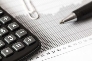 Contabilidad de nóminas con calculadora y bolígrafo Sueldos en Alemania 2025: Los trabajadores sin una titulación profesional formal alcanzaron en 2025 un ingreso mediano de 3.133 euros brutos.