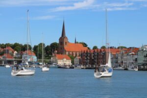 Lüneburg en Baja Sajonia Baja Sajonia, cuya capital es Hannover, es el segundo estado federado más grande de Alemania por superficie y una de las regiones económicas más importantes del país.