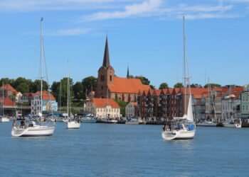 Baja Sajonia, cuya capital es Hannover, es el segundo estado federado más grande de Alemania por superficie y una de las regiones económicas más importantes del país.