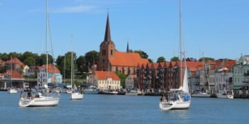 Baja Sajonia, cuya capital es Hannover, es el segundo estado federado más grande de Alemania por superficie y una de las regiones económicas más importantes del país.
