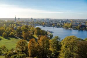 Brandeburgo, cuya capital es Potsdam, rodea completamente la ciudad de Berlín y constituye uno de los estados federados con mayor superficie de Alemania.