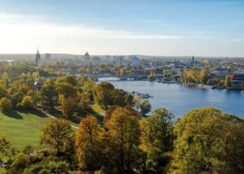 Brandeburgo, cuya capital es Potsdam, rodea completamente la ciudad de Berlín y constituye uno de los estados federados con mayor superficie de Alemania.