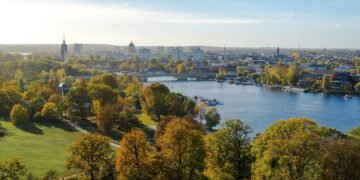 Brandeburgo, cuya capital es Potsdam, rodea completamente la ciudad de Berlín y constituye uno de los estados federados con mayor superficie de Alemania.