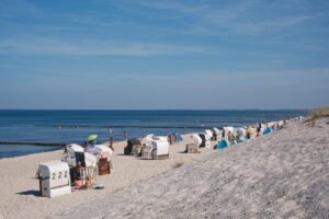 La playa del Mar Báltico Mecklemburgo-Pomerania Occidental, cuya capital es Schwerin, se encuentra en el noreste de Alemania y es uno de los estados federados más atractivos para quienes valoran la naturaleza, la tranquilidad y una elevada calidad de vida.