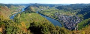 Renania-Palatinado, cuya capital es Maguncia, se encuentra en el oeste de Alemania y destaca por su combinación de dinamismo económico, tradición cultural y paisajes excepcionales.