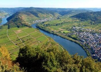 Renania-Palatinado, cuya capital es Maguncia, se encuentra en el oeste de Alemania y destaca por su combinación de dinamismo económico, tradición cultural y paisajes excepcionales.