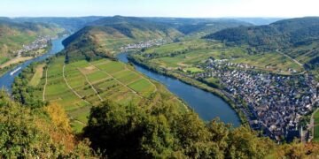 Renania-Palatinado, cuya capital es Maguncia, se encuentra en el oeste de Alemania y destaca por su combinación de dinamismo económico, tradición cultural y paisajes excepcionales.