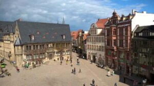 Quedlinburg Sajonia-Anhalt, cuya capital es Magdeburgo, se encuentra en el centro-este de Alemania y combina una rica herencia histórica con una economía moderna en constante transformación.