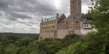 La región combina ciudades históricas vibrantes, clústeres tecnológicos de vanguardia, amplios espacios naturales y una infraestructura logística de primer nivel.