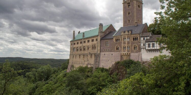 La región combina ciudades históricas vibrantes, clústeres tecnológicos de vanguardia, amplios espacios naturales y una infraestructura logística de primer nivel.