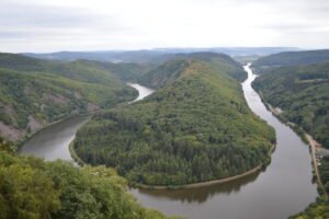 El gran meandro del río Sarre El Sarre, cuya capital es Sarrebruck (Saarbrücken), es uno de los estados federados más pequeños de Alemania, pero goza de una relevancia estratégica excepcional.