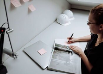 Las empresas en Alemania priorizan el talento sobre los títulos. La razón detrás de este giro radical es clara: la intensa escasez de mano de obra cualificada.