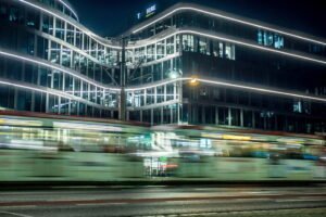 Se requiere limitar de forma estricta la disponibilidad digital por las noches y expandir de manera masiva la infraestructura pública de guarderías y centros de cuidado.