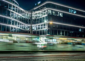 Se requiere limitar de forma estricta la disponibilidad digital por las noches y expandir de manera masiva la infraestructura pública de guarderías y centros de cuidado.
