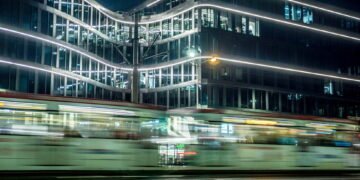 Se requiere limitar de forma estricta la disponibilidad digital por las noches y expandir de manera masiva la infraestructura pública de guarderías y centros de cuidado.