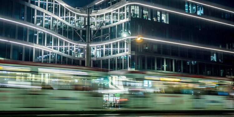 Se requiere limitar de forma estricta la disponibilidad digital por las noches y expandir de manera masiva la infraestructura pública de guarderías y centros de cuidado.