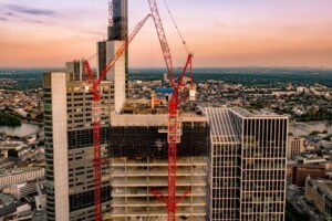 Rascacielos en construcción El panorama laboral contemporáneo atraviesa una transformación estructural impulsada por la automatización y los avances tecnológicos.