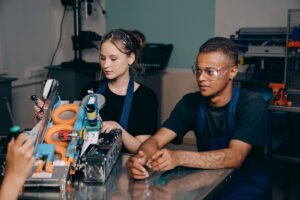 La formación profesional ofrece cada vez mejores oportunidades. La formación profesional en Alemania sigue ganando atractivo para los jóvenes.