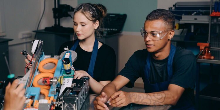 La formación profesional ofrece cada vez mejores oportunidades. La formación profesional en Alemania sigue ganando atractivo para los jóvenes.