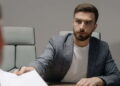 Faking en una candidatura: un riesgo innecesario. Antes de recurrir al Faking en una solicitud de empleo, es fundamental considerar las posibles consecuencias.