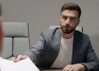 Faking en una candidatura: un riesgo innecesario. Antes de recurrir al Faking en una solicitud de empleo, es fundamental considerar las posibles consecuencias.