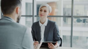 Una entrevista de trabajo en Alemania puede comenzar mucho antes de que el responsable des Recursos Humanos formule la primera pregunta.