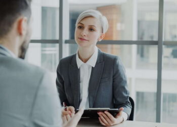 Una entrevista de trabajo en Alemania puede comenzar mucho antes de que el responsable des Recursos Humanos formule la primera pregunta.
